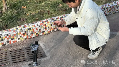 技术人员链接设备
